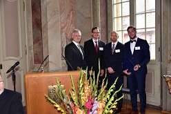 (v.l.n.r) Stiftungsvorsitzender und Präsident der Zahnärztekammer Westfalen Dr. Klaus Bartling mit Dr. Dr. Georg Kirchner, Dr. Mathias Benedix und Maximilian Voß